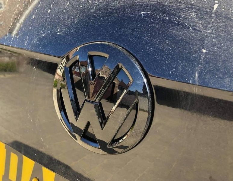 Накладки на эмблему Volkswagen Jetta 2012-2014 черный глянец на радиаторную решетку + на крышку багажника 430876 фото