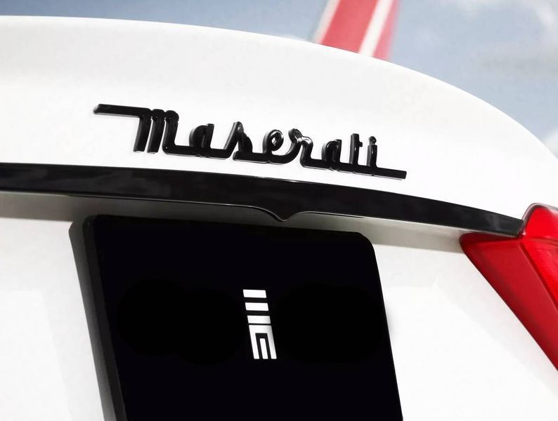Автологотип шильдик эмблема надпись Maserati Black черный глянец на крышку багажника 430550 фото