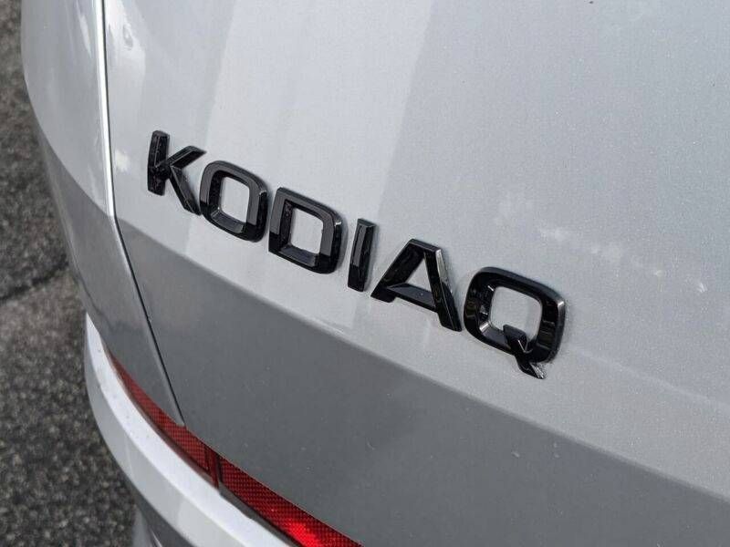 Автологотип емблема напис Skoda Kodiaq чорна на кришку багажника 215709 фото