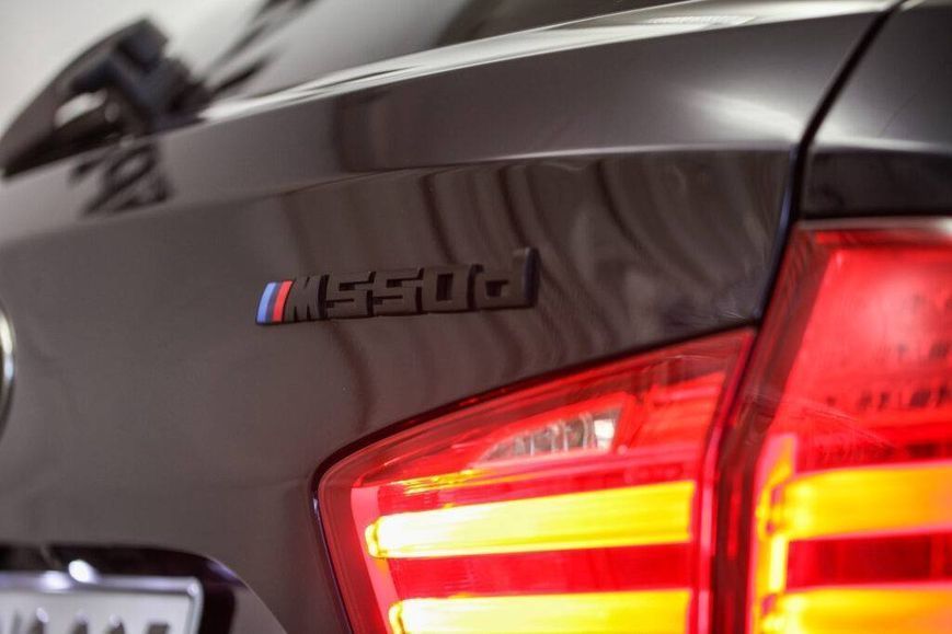 Автологотип емблема напис BMW M550d black глянець на кришку багажника 418314 фото