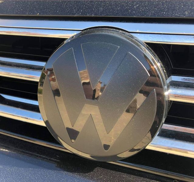 Накладка на емблему Volkswagen Tiguan 2015-2020 чорний глянець в решітку радіатора 521657 фото