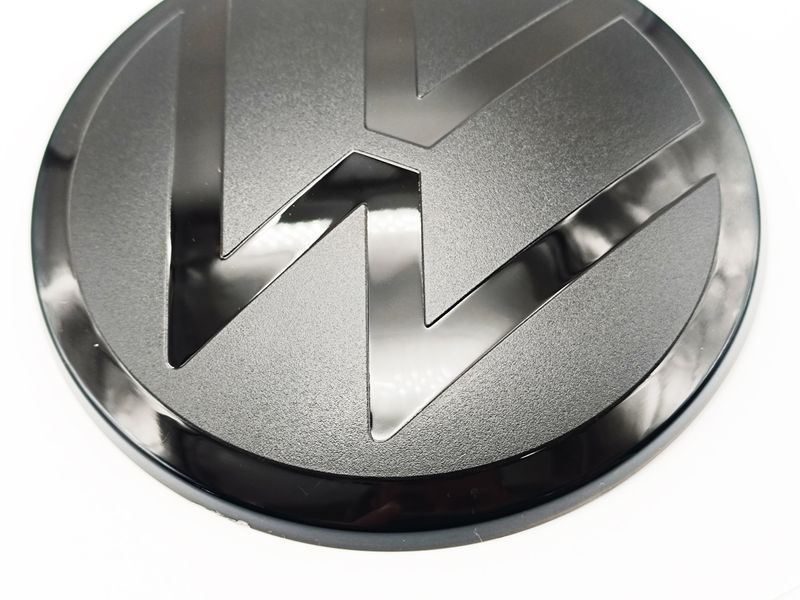 Накладка на эмблему Volkswagen Tiguan 2015-2020 черный глянец на крышку багажника 521658 фото