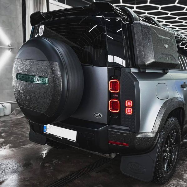 Спойлер на машину Land Rover Defender L663 2020- в стиле Renegade черный глянец 320588 фото