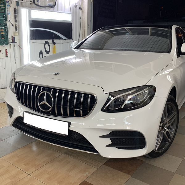 Решітка радіатора на Mercedes E-class W213 2016-2020 стиль GT Chrome Black під камеру 522620 фото