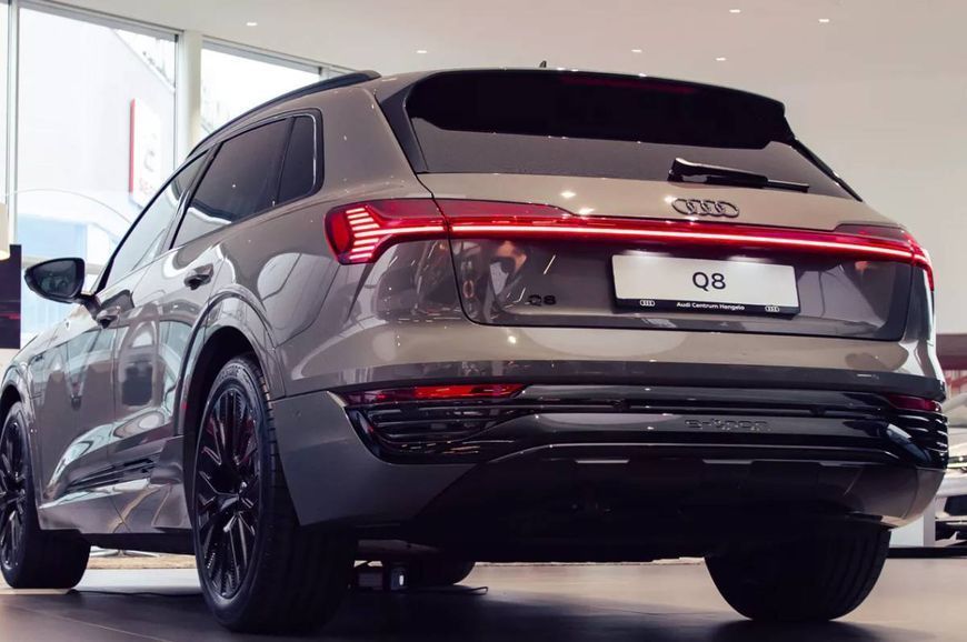 Автологотип емблема чорні кільця Audi e-tron, Q8 e-tron (GE) 2019- Black Edition на кришку багажника 4K4853742AT94 397562 фото