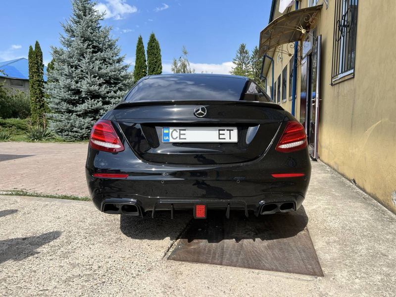 Спойлер на Mercedes E-class W213 2016-2020 Sedan чорний глянець 429869 фото