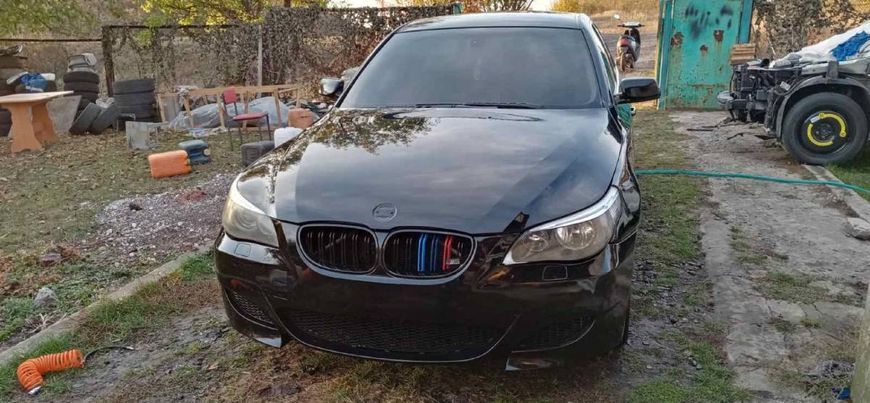Решітка радіатора на BMW 5 E60, E61 2003-2010 M-color 429009 фото Решітка радіатора на BMW 5 E60, E61 2003-2010 M-color 429009 фото
