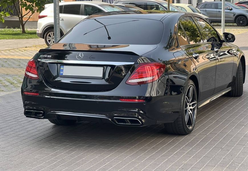 Спойлер на Mercedes E-class W213 2016-2020 стиль E63 чорний глянець 429870 фото