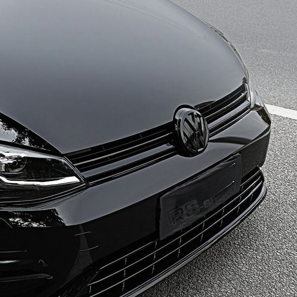 Накладки на емблеми Volkswagen Golf 7 2012-2017 черный глянец в радиаторной решетке +на крышку багажника 423262 фото