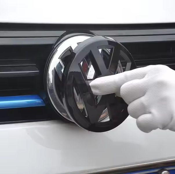 Накладки на емблеми Volkswagen Golf 7 2012-2017 черный глянец в радиаторной решетке +на крышку багажника 423262 фото