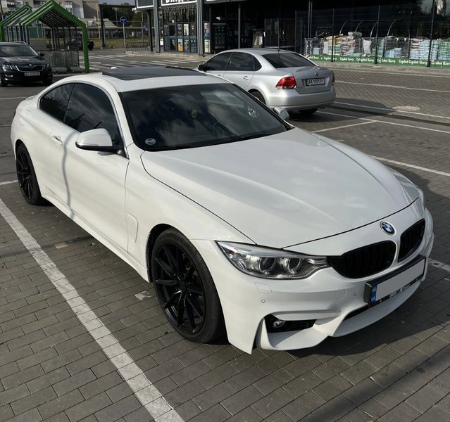 Передний бампер на BMW 4 F32, F33 2013-2020 в стиле M4 под туманки 522108 фото