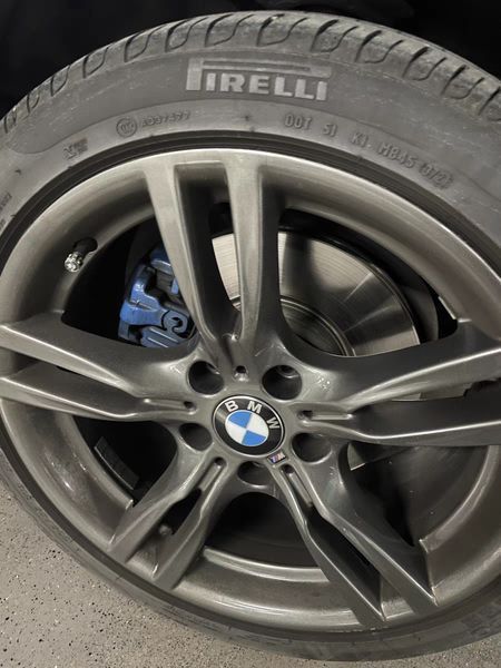 Комплект фиксированных колпачков на титановые диски BMW 68мм для F серии 424016 фото Комплект фиксированных колпачков на титановые диски BMW 68мм для F серии 424016 фото