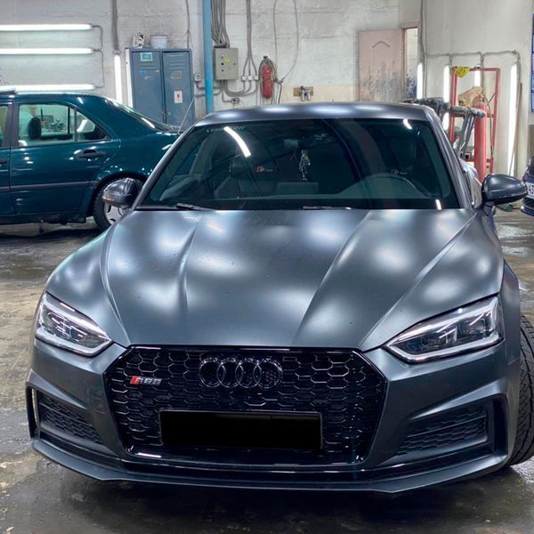 Решетка радиатора на Audi A5 2016-2020 в стиле RS5 Черный глянец 521582 фото