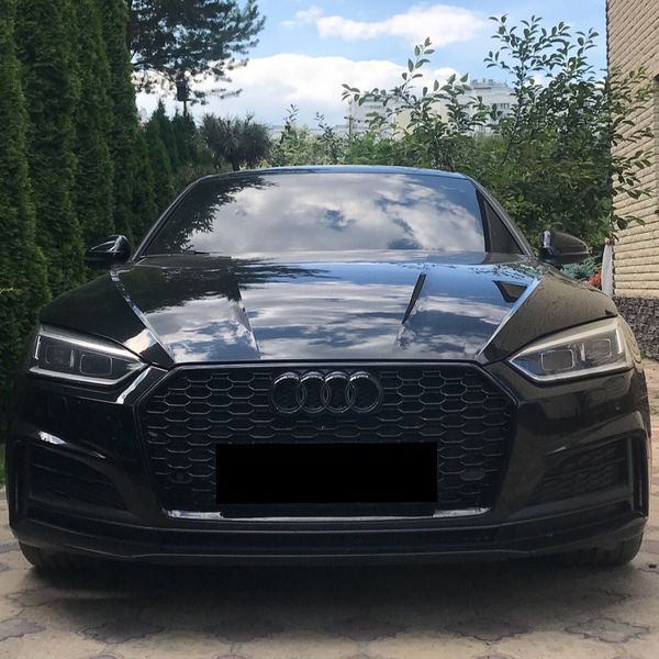 Решетка радиатора на Audi A5 2016-2020 в стиле RS5 Черный глянец 521582 фото