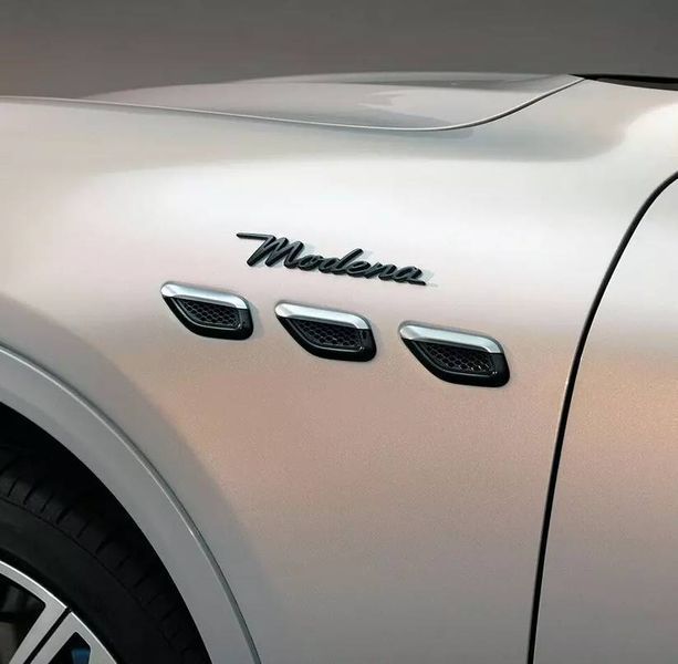Автологотип емблема напис Maserati Modena Black чорний глянець на крила 430549 фото