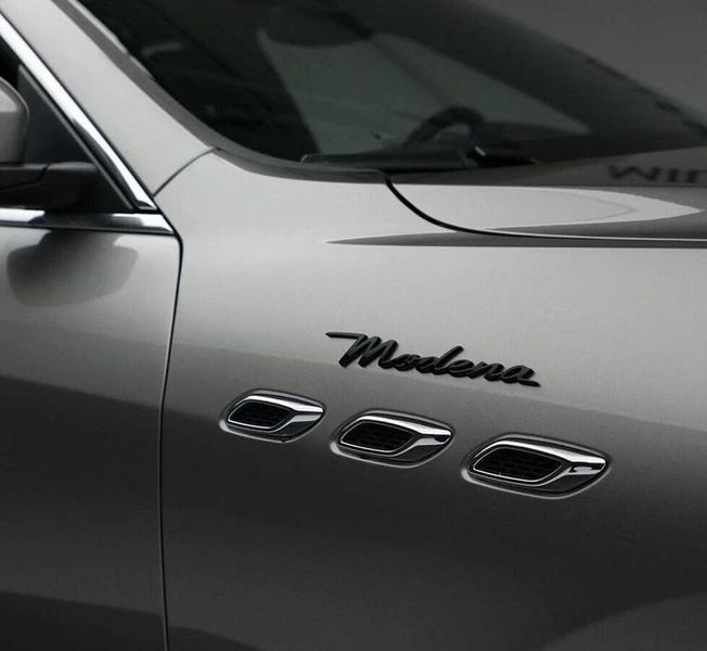 Автологотип емблема напис Maserati Modena Black чорний глянець на крила 430549 фото