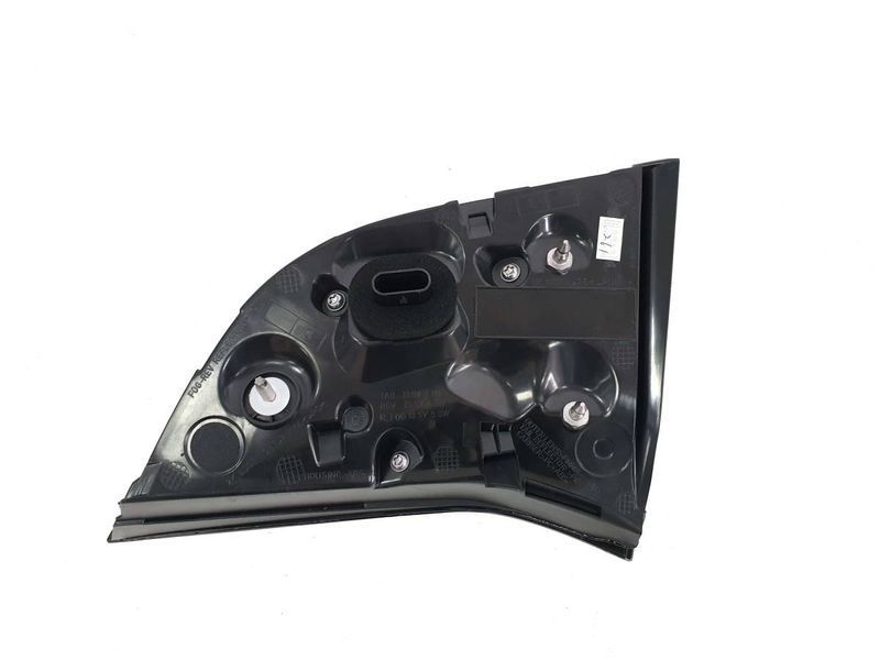 Задние фонари на Tesla Model Y 2020- 428261 фото Задние фонари на Tesla Model Y 2020- 428261 фото