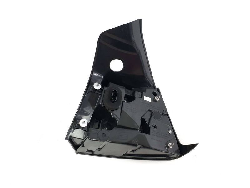 Задние фонари на Tesla Model Y 2020- 428261 фото Задние фонари на Tesla Model Y 2020- 428261 фото