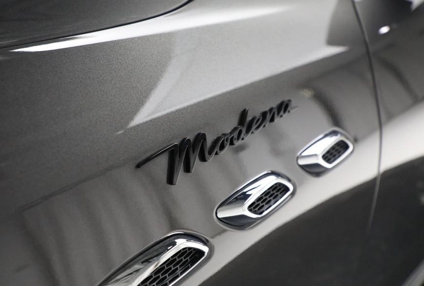 Автологотип емблема напис Maserati Modena Black чорний глянець на крила 430549 фото