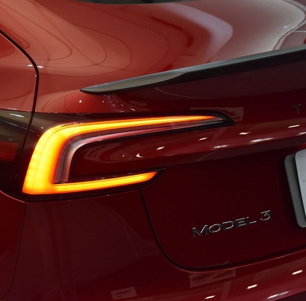 Спойлер на Tesla Model 3 2023- чорний мат 424019 фото