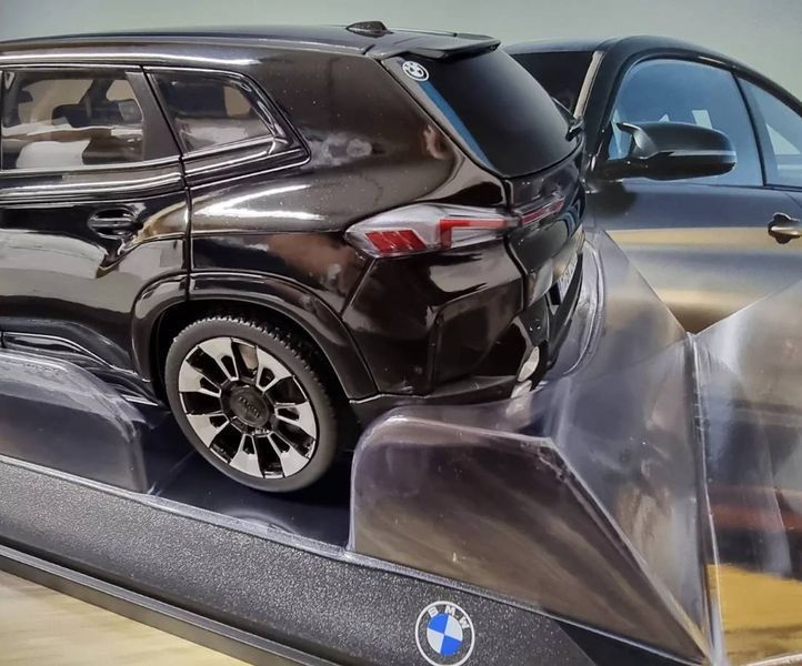 Модель коллекционная BMW XM (G09) Saphire Black 80435B308C3 масштаб 1:18 430642 фото