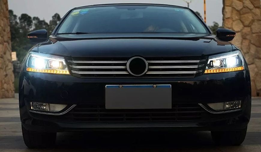 Передние фары на Volkswagen Passat B7 USA 2011-2015 Xenon стиль B8 вместо штатных галогеновых фар 430497 фото