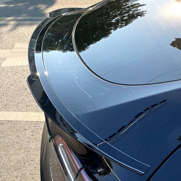 Спойлер на машину Tesla Model Y 2020- в стиле Maxton черный глянец 397469 фото