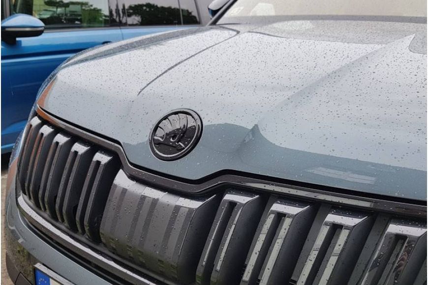 Емблема Skoda Kodiaq 2017-2024 на капот чорна 565853621 Black 100мм 414657 фото