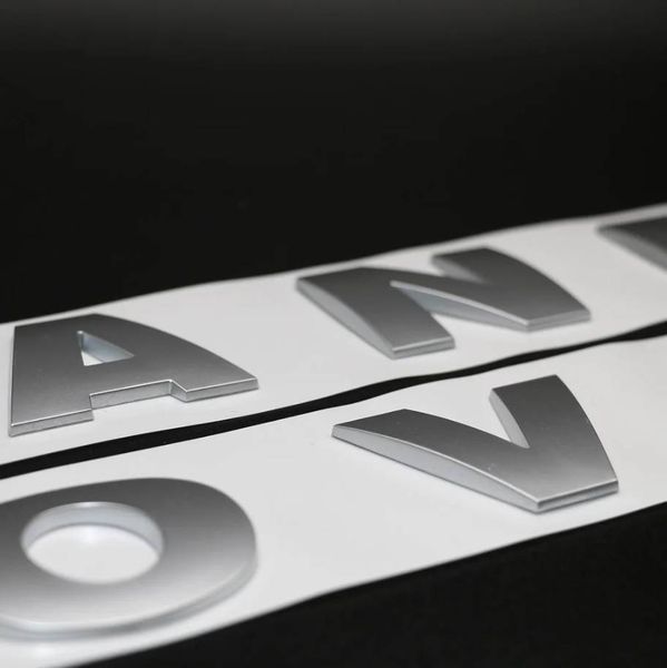 Автологотип емблема напис Land Rover сіра матова LR038657-LR038658 206673 фото Автологотип емблема напис Land Rover сіра матова LR038657-LR038658 206673 фото
