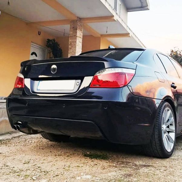 Спойлер на BMW 5 E60 2004-2010 стиль M4 чорний глянець 431253 фото Спойлер на BMW 5 E60 2004-2010 стиль M4 чорний глянець 431253 фото
