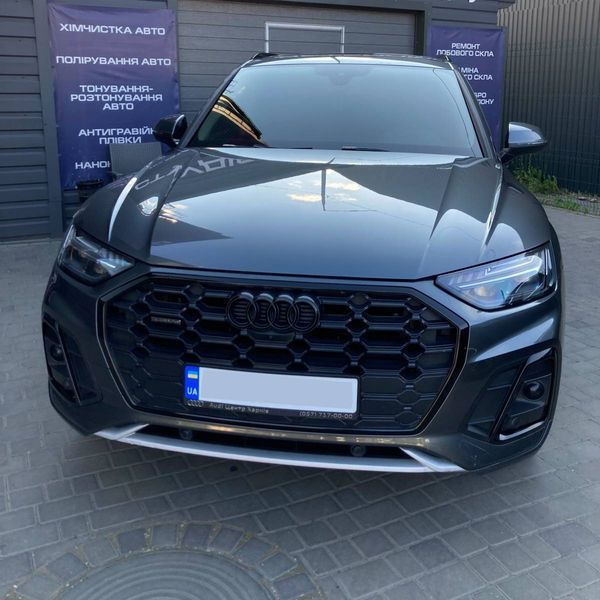 Автологотип емблема чорні кільця Audi Q5 2020- Black Edition в решітку радіатора 80A853605CT94 401654 фото