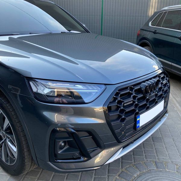 Автологотип емблема чорні кільця Audi Q5 2020- Black Edition в решітку радіатора 80A853605CT94 401654 фото
