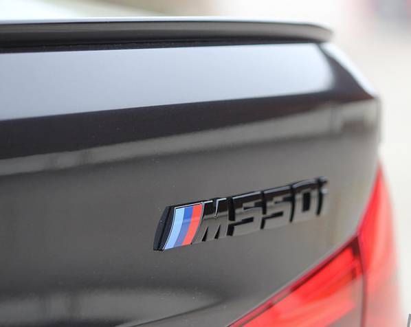 Автологотип шильдик эмблема надпись BMW M550i black глянец на крышку багажника 418297 фото