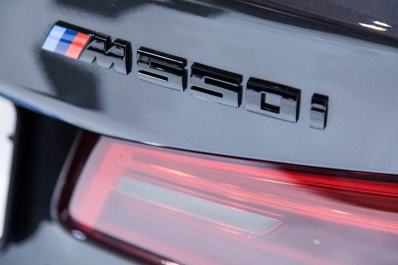 Автологотип шильдик эмблема надпись BMW M550i black глянец на крышку багажника 418297 фото