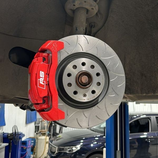 Наклейки на супорт Audi RS білі 426066 фото