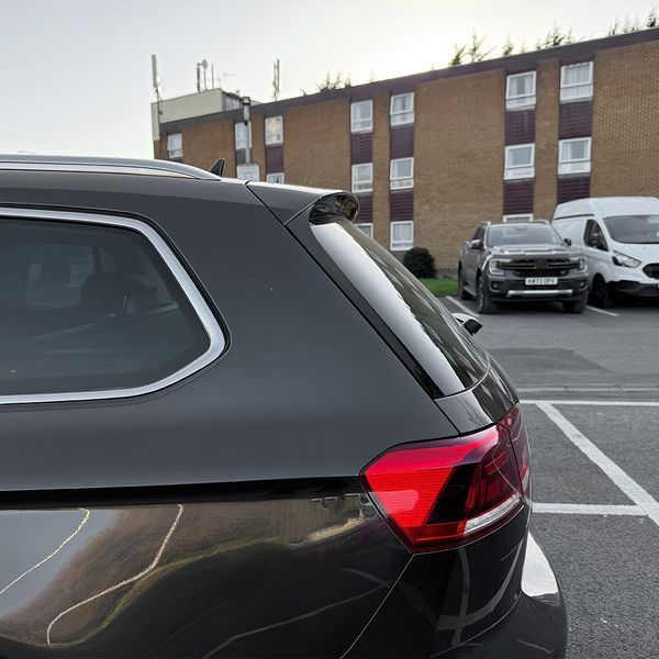 Боковые спойлеры заднего стекла для Volkswagen Passat B8 2014- Variant черный глянец 522887 фото