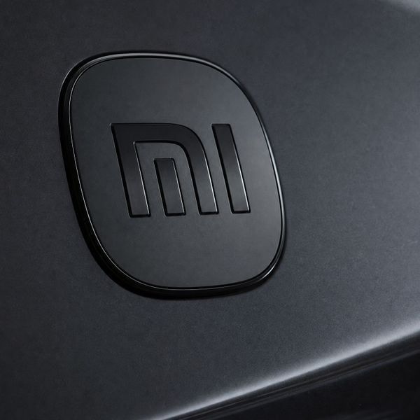 Автологотип эмблема на капот Xiaomi SU7, YU7 черная 523211 фото