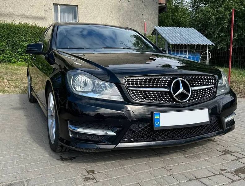 Решетка радиатора на Mercedes C-class W204 2007-2014 Black Diamond 429992 фото