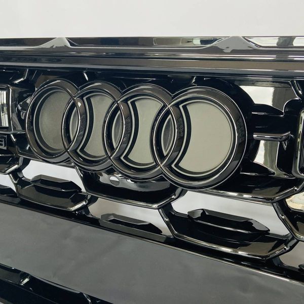 Решетка радиатора на Audi Q8 2018-2023 в стиле RSQ8 2023 Black 430072 фото