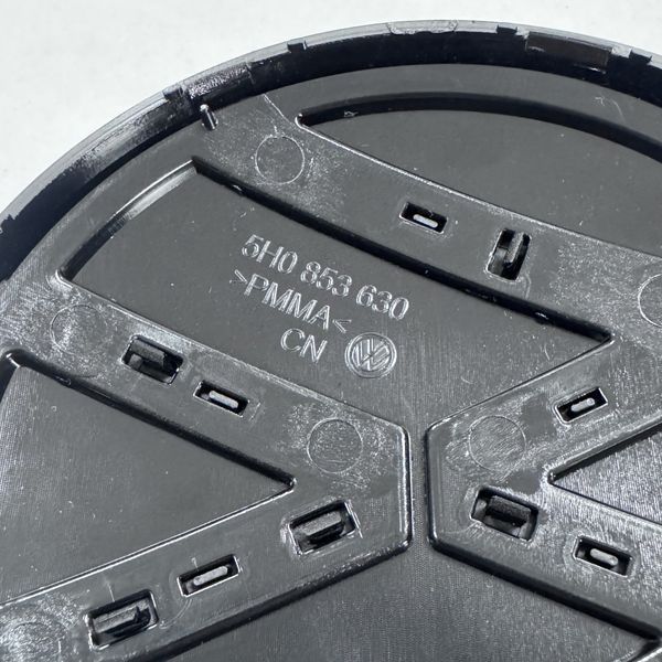 Задня емблема на Volkswagen чорний глянець на кришку багажника 5H0853630 DPJ 523843 фото