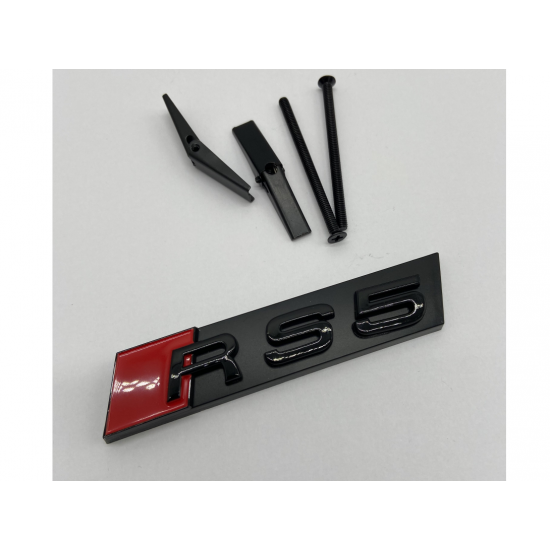 Автологотип шильдик емблема напис Audi RS5 в решітку радіатора чорна