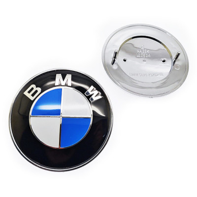 Авто логотип шильдик емблема BMW синьо-біла задня в подіум 78мм 51141970248